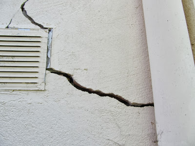 Grieta junto a rejilla de ventilación.