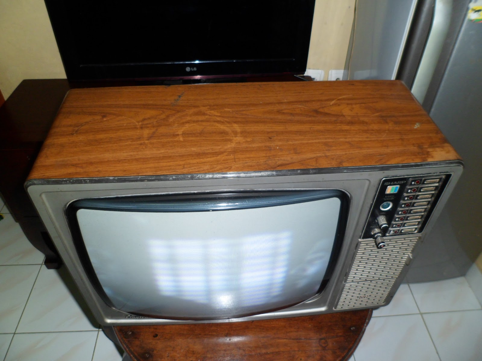 Antique Sanse Dan TV WARNA JADUL SHARP TELEVISI WARNA SOLID STATE 17