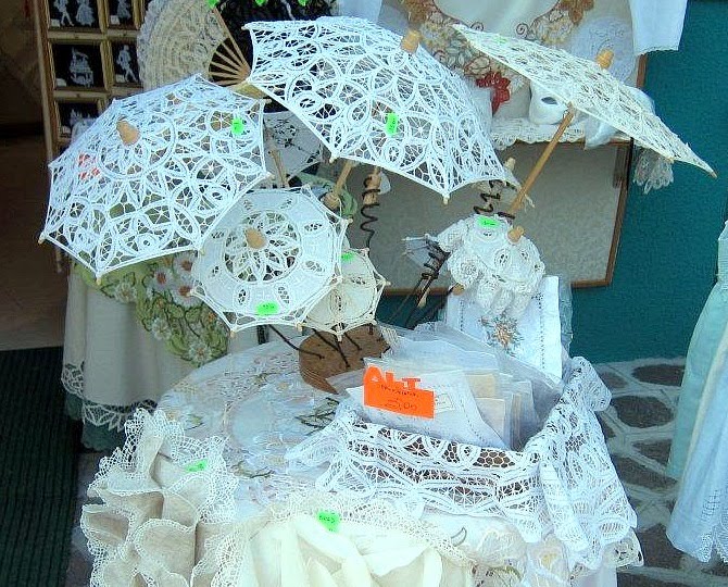Certamente she will have white lace umbrellas from Burano no Certamente she will have white lace umbrellas from Burano no