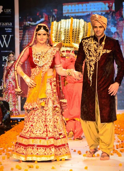 http://2.bp.blogspot.com/-a6TO6dZKX44/U8Y_kpvXDmI/AAAAAAABvME/WwOQp8JAY4w/s1600/Zarine+Khan+stunning+walks+the+ramp+for+Swarovski+Show+at+IIJW+2014+(2).jpg