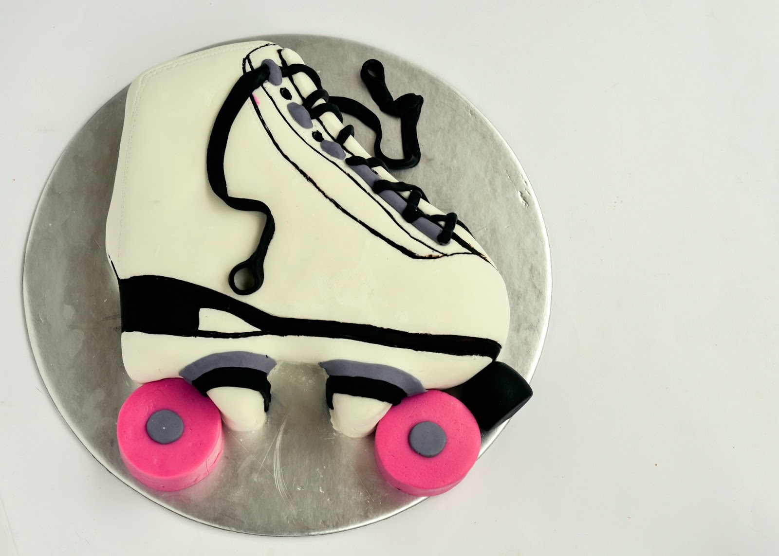 The secret lives of bakers// Roller skate birthday cake with a brown
