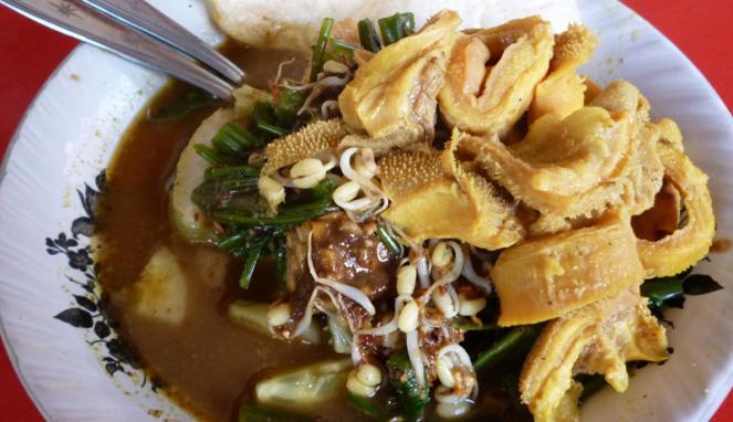 Punggawa Bola Menikmati Rujak Soto Makanan Khas Banyuwangi