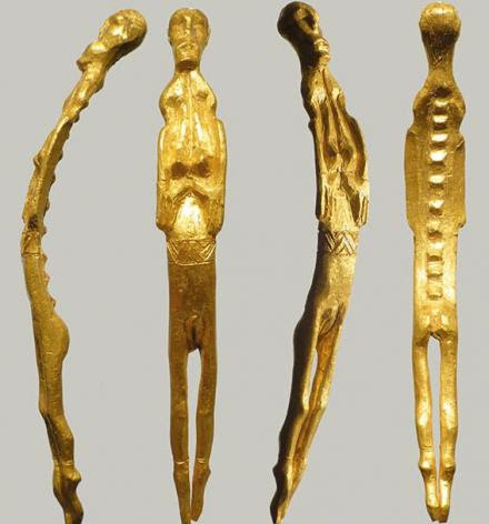 ARCHEOLOGIE - Une figurine en or de femme nue trouvée au Danemark Une+figurine+en+or+d%27une+femme+nue+trouvée+au+Danemark