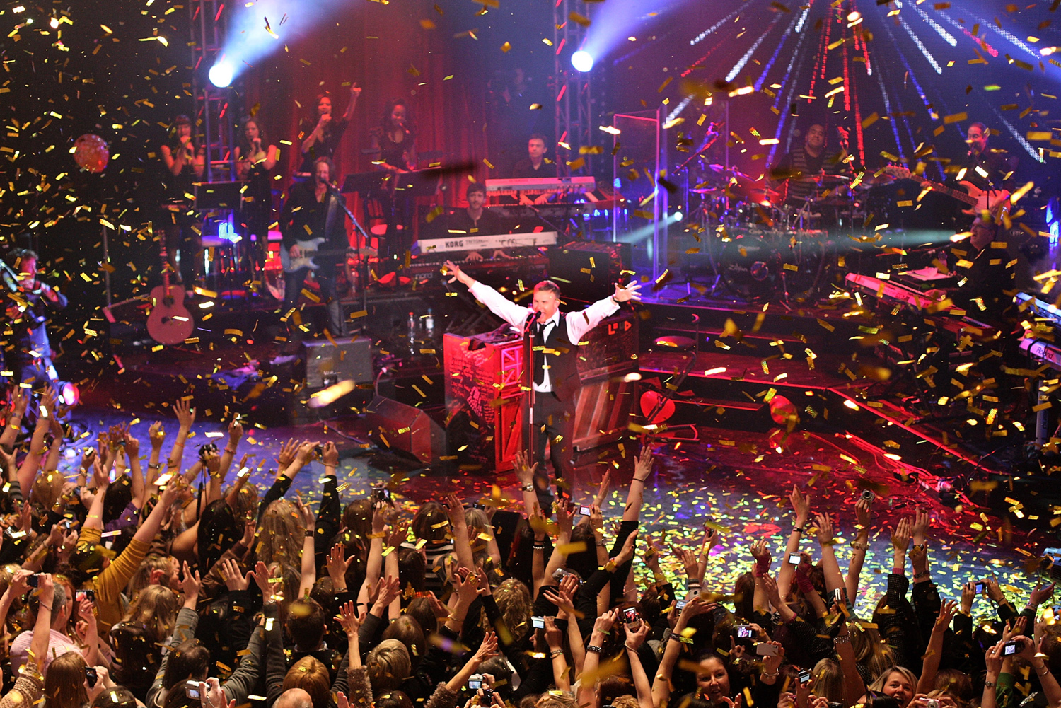 http://2.bp.blogspot.com/-aG7RszUOdhk/TxkzzsAOKhI/AAAAAAAAAdU/HD9ARBarOK0/s1600/Gary-Barlow-Confetti.jpg