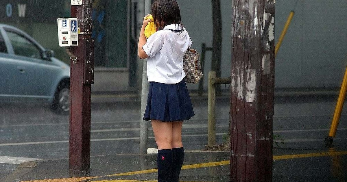 Cute japanese girl gets drenched