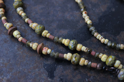 Labradoriittia, jaspista ja lasia Labradorite, jasper and glass