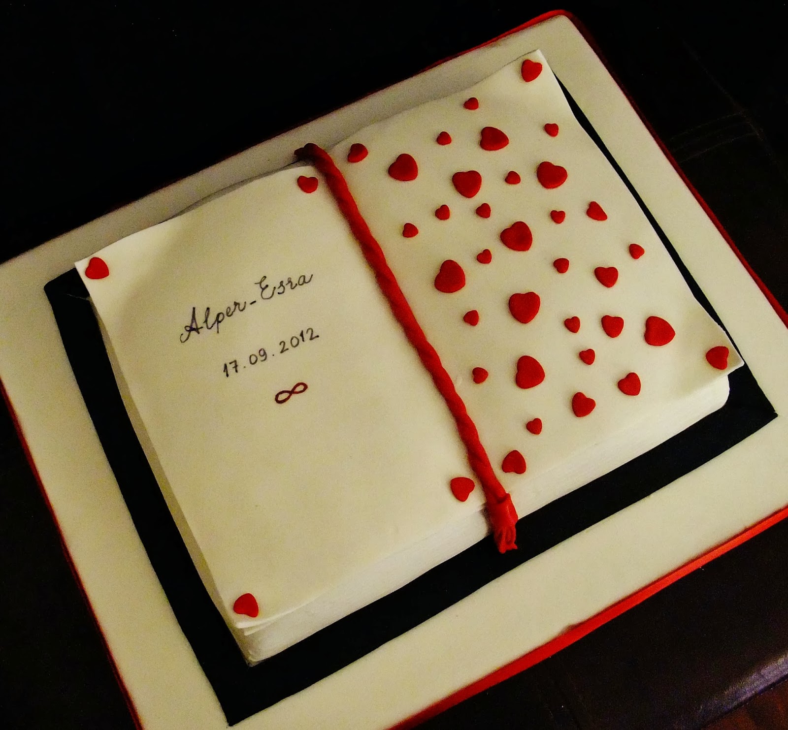 İpek Butik Pasta ,Çikolata ve Kurabiye Kitap şeklinde nişan pastası