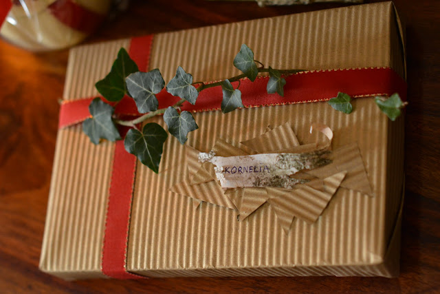 Jak niebanalnie zapakować prezent? Świąteczne DIY.