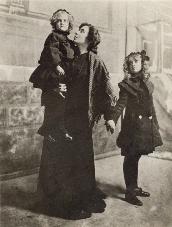 Check Out What Lillian Gish and Dorothy Gish Looked Like  in 1903 