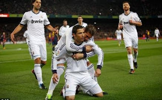 Cristiano Ronaldo Dipeluk - Real Madrid VS Barcelona