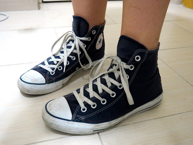 Perks of Pockets | outfit details of dark blue high-top Converse sneakers