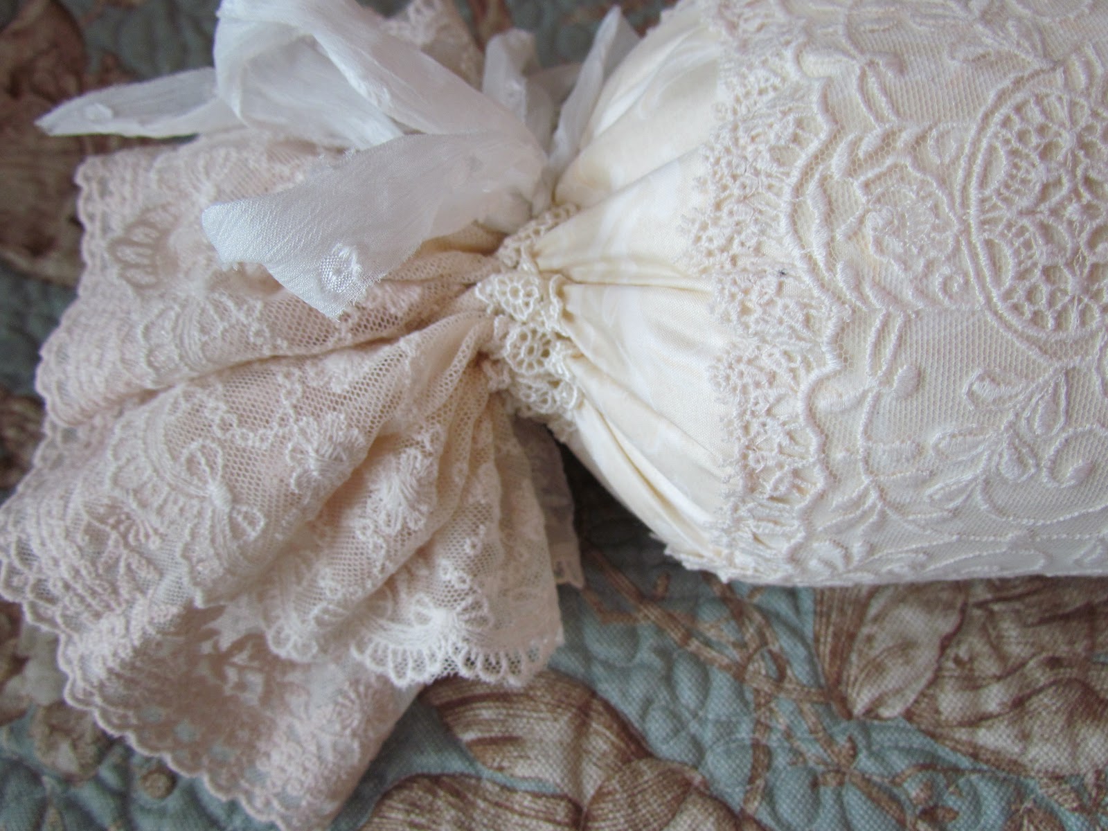 Angela Lace Small Bolster Tutorial