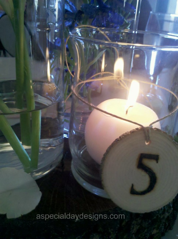I just love this ball candle in a short cylinder with a wood table 