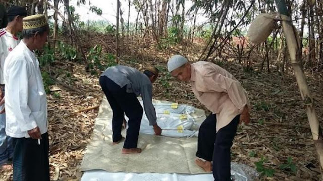 Tiga jenazah jasadnya masih utuh saat digali di Kecamatan Cibinong, Kabupaten Bogor, Jawa Barat