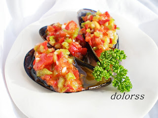 http://2.bp.blogspot.com/-aPDuhXvW0GA/USO9z6befqI/AAAAAAAAH8U/xy0bQ81--64/s640/Mejillones+con+vinagreta+de+piminetos+.JPG