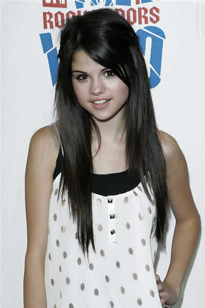 selena gomez with short haircut. selena gomez long hair 2011