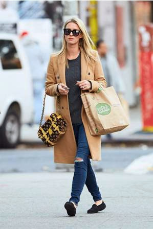 nicky hilton dengan ripped jeans nicky hilton dengan ripped jeans