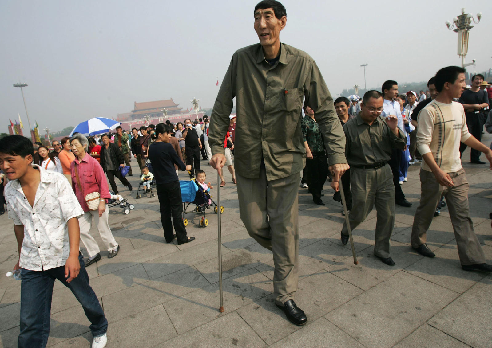 Cool boys pics|Amazing pics: world's tallest man ever seen....