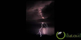 Petir Menembus Langit Petir Menembus Langit