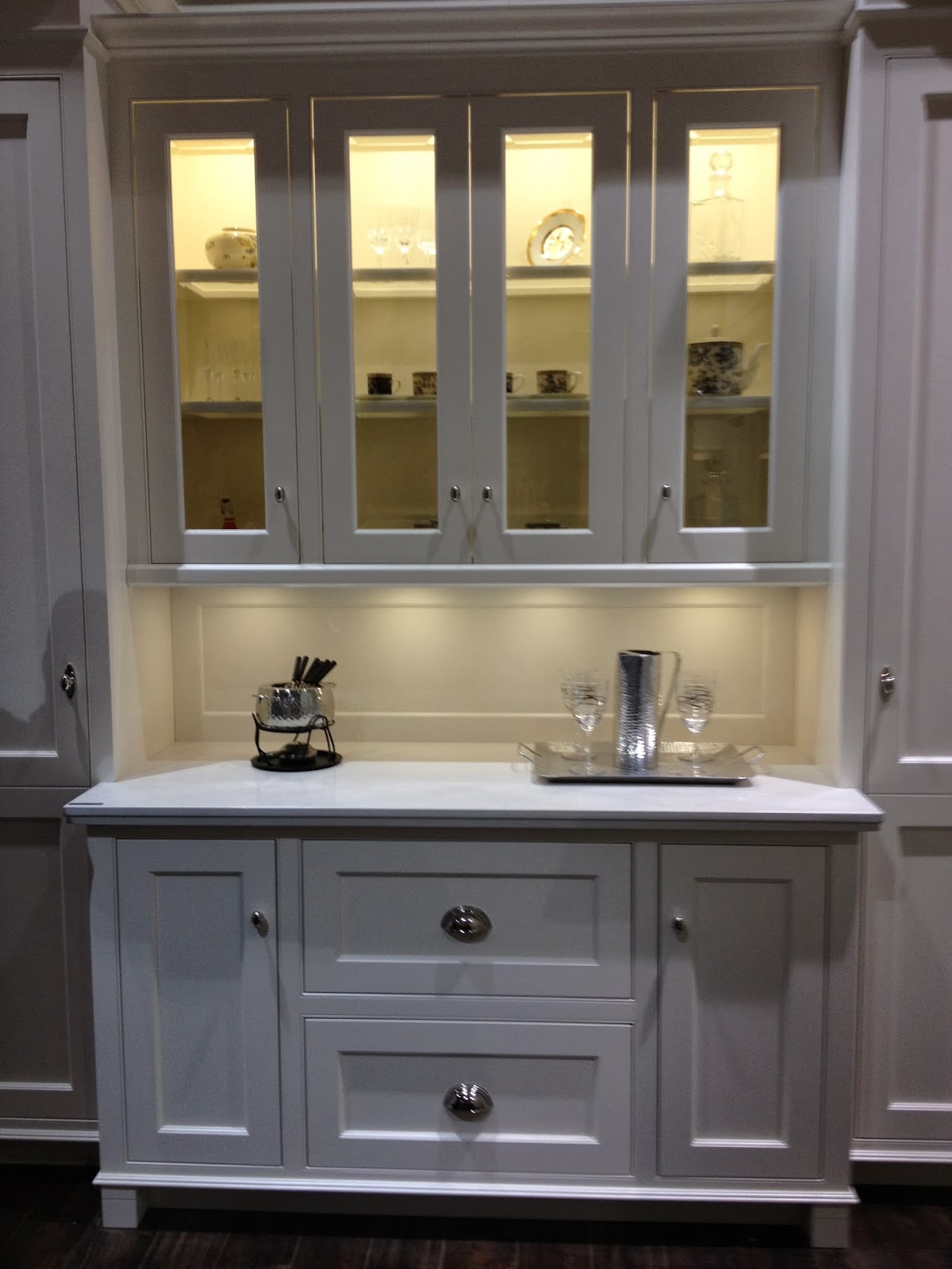 Mirrored kitchen backsplash Instead of a traditional backsplash, use a door panel to keep it