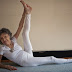 Wew, Nenek Ini Menjadi Instruktur Yoga Walau Berumur 93 Tahun !
