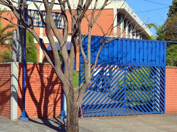 Advogado, menino de 11 anos e mãe deixam escola no bairro Noiva da Colina Advogado, menino de 11 anos e mãe deixam escola no bairro Noiva da Colina
