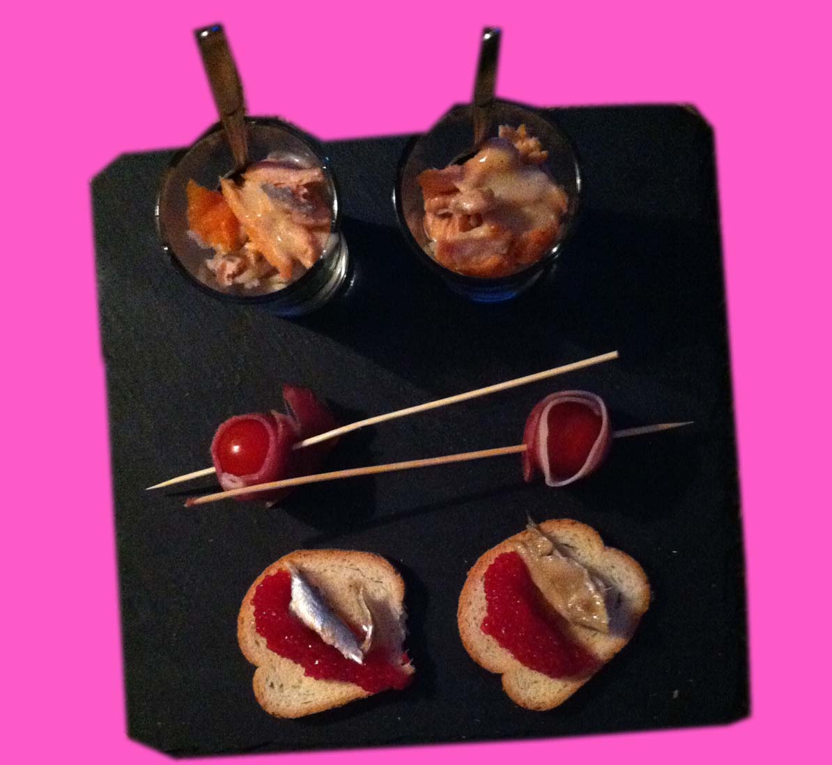 toast anchois oeuf lumpe-brochettes tomate cerise jambon fumé-verrine hareng crème