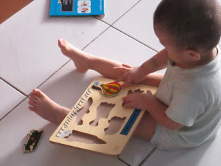 Hadi is playing puzzle Hadi_play_with_puzzle