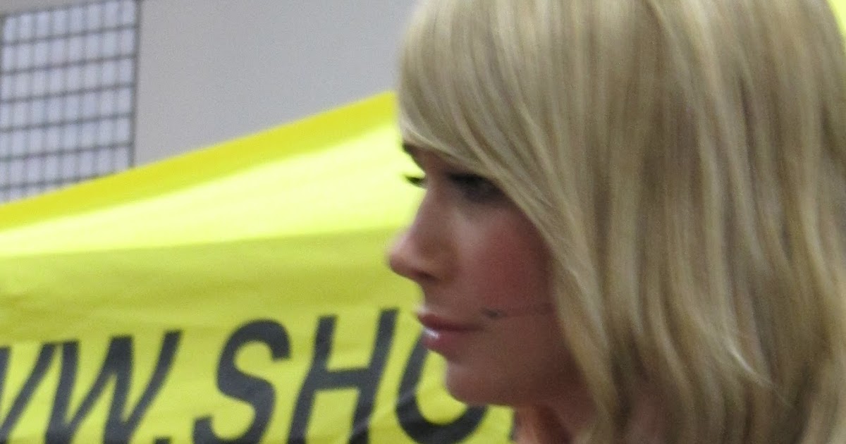 Sara Underwood On the ComicCon showroom floor photos world actress