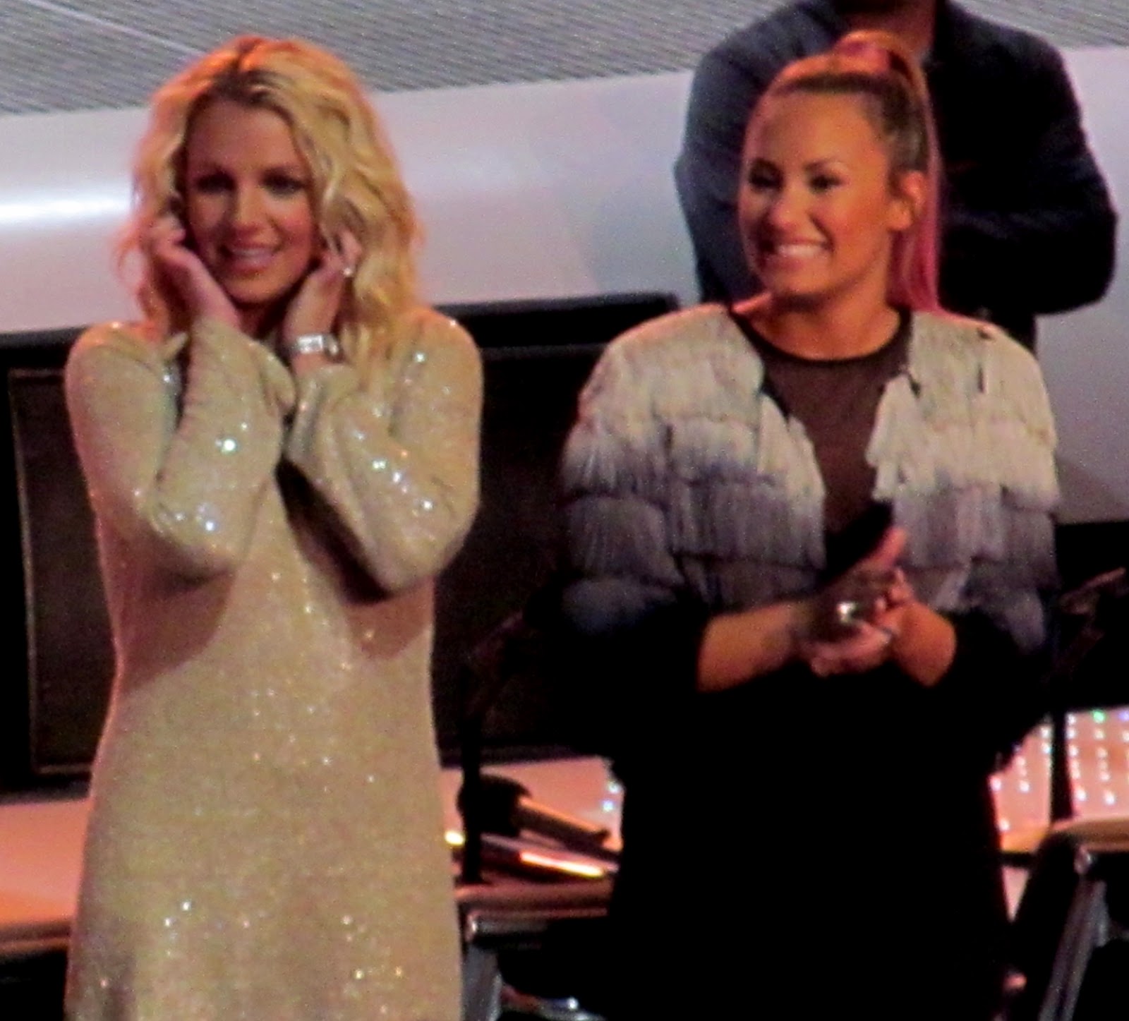 http://2.bp.blogspot.com/-aYoht68DMto/UO1V7ybc5JI/AAAAAAAAFgI/DDCqULCGAao/s1600/Britney_Spears,_Demi_Lovato_X-Factor_2,_2012.jpg