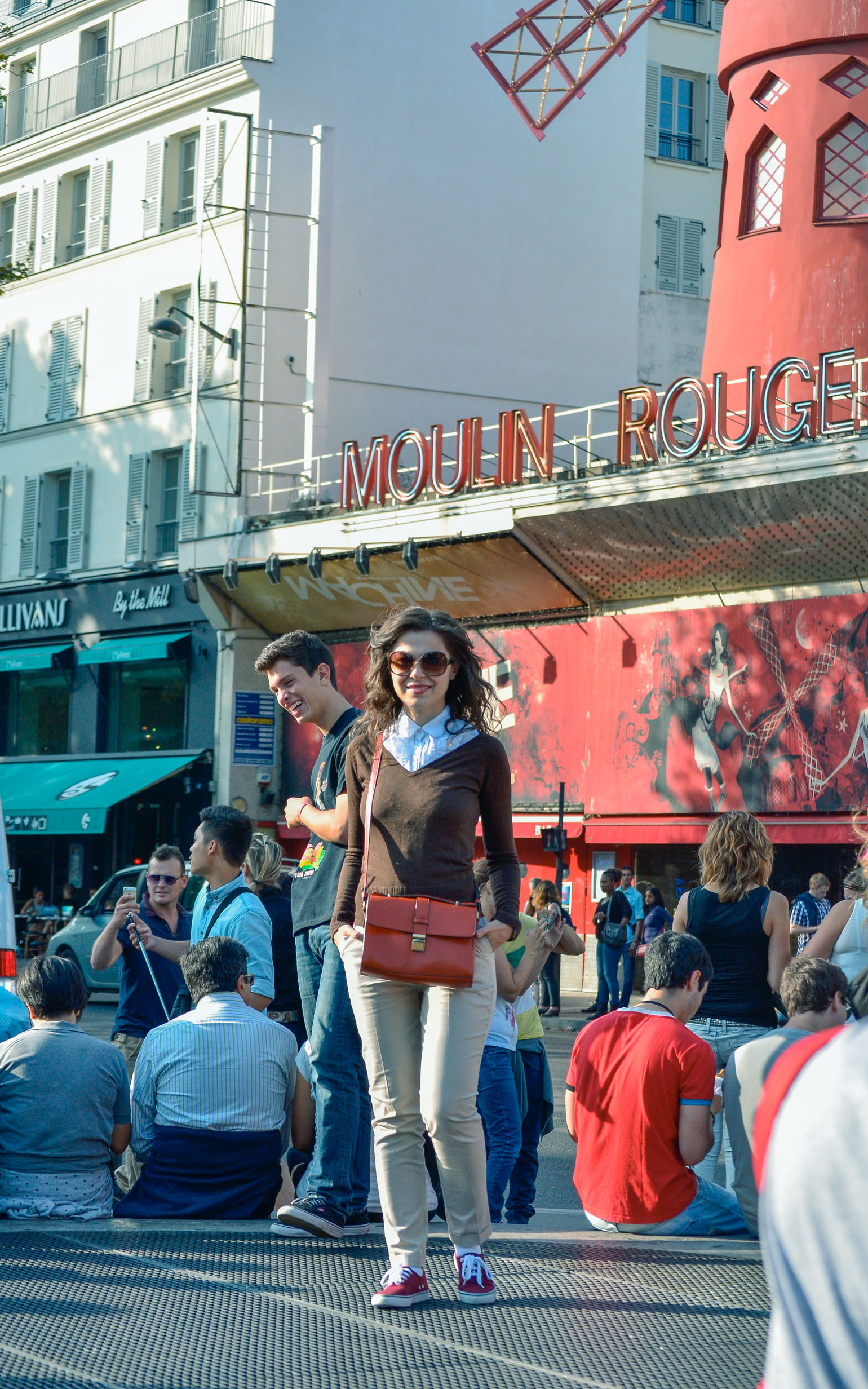 paris nude pants blue jacket koton burgundy sneakers h&m orange bag the bag shop Eiffel tower moulin rouge monmartre v neck brown sweater