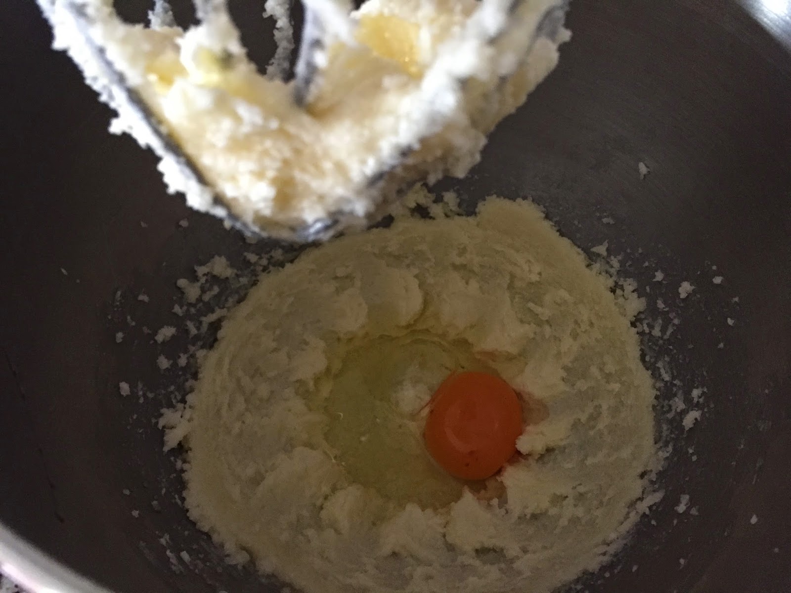 Cupcakes de crema de orujo y Capuccino, añadiendo los huevos.