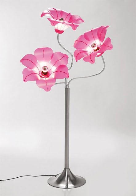 Los pétalos, en blanco o rosa, que rodean la bombilla crean una forma de flor.