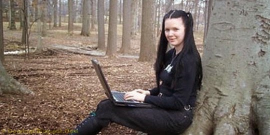 5 Wanita Cantik dan Seksi ini Ternyata Hacker Hacker Cantik Raven Adler