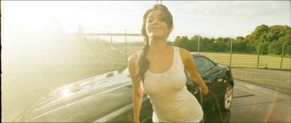 kajal agarwal car washing ..! hot images