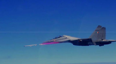 Su-30 MKI menembakkan rudal Astra