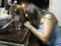 Para la fase inicial del alcoholismo es característico todo enumerado excepto