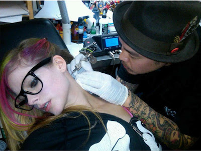 Avril-Lavigne-Neck-Tattoo