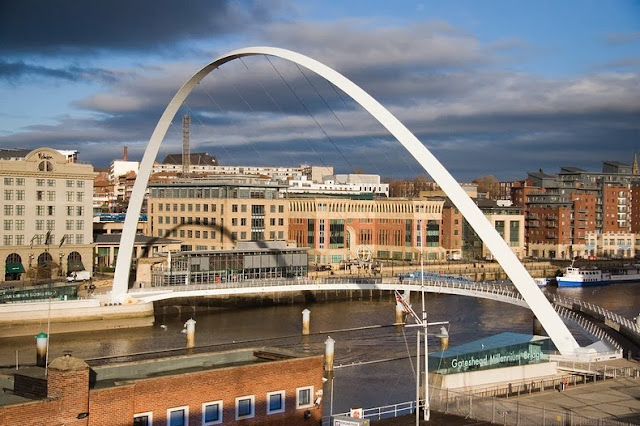 puente inclinable Gateshead Millennium