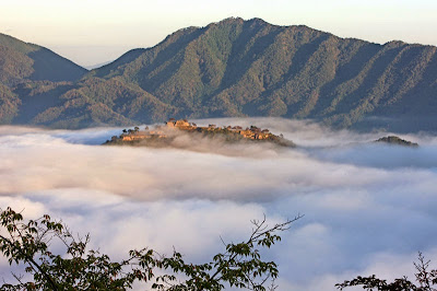 Kastil di Atas Awan Kastil di Atas Awan