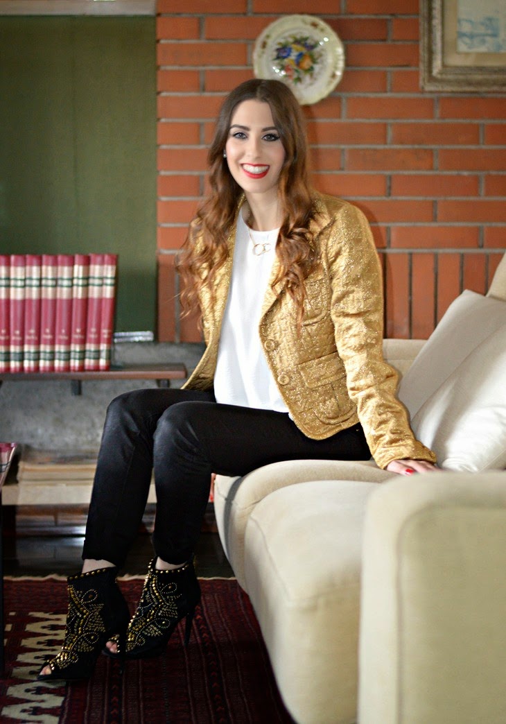 Pinko Gold Embroidered Jacket H&M White Frilled Crêpe Blouse Zara Black Pants Zara Studded Ankle Boots Lace Open Toe outfit per natale vigilia di natale outfit capodanno bianco oro studs xmas outfit The Sparkling Cinnamon