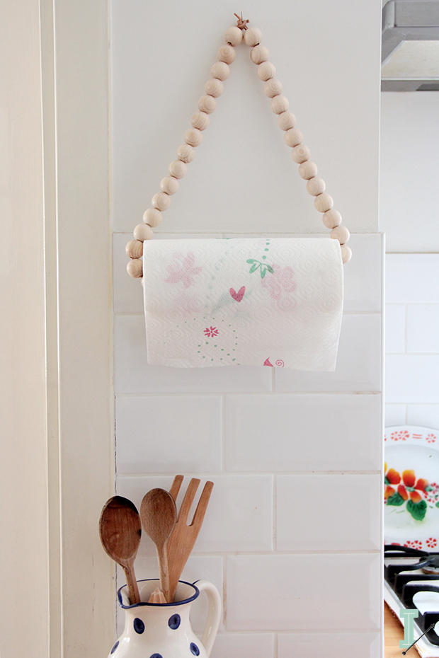 DIY dispensador para el papel de la cocina. DIY dispensador para el papel de la cocina.