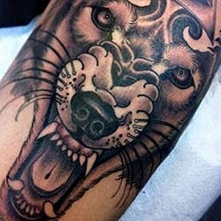 Desenho de tatuagem de lobo na panturrilha