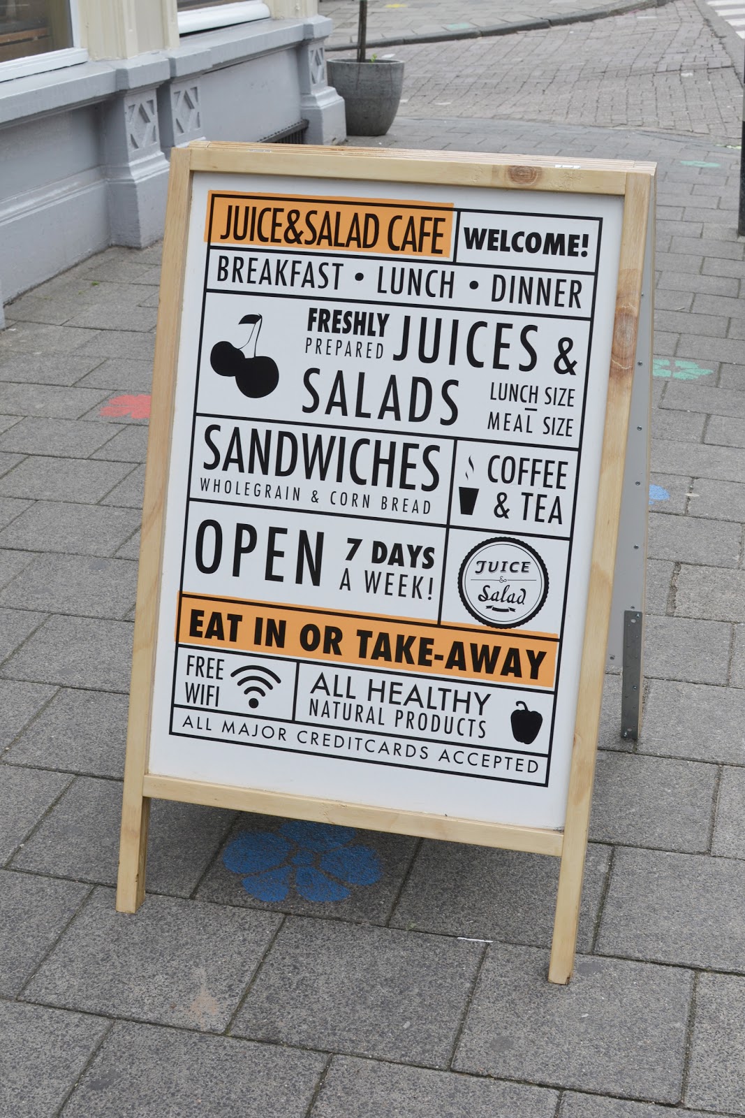 Cirque du Sweet Juice and Salad Cafe in Amsterdam Papan