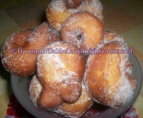 Le ciambelle dolci di patate,sono una soffice ghiottoneria fritta,particolarmente consumata a Napoli,nel periodo di Carnevale.Conosciute con il nome di