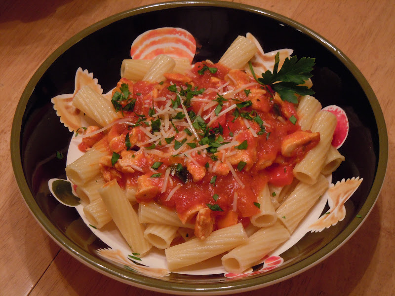 Gourmet Girl Cooks Rigatoni with Arrabbiata Sauce, Chicken and Peppers