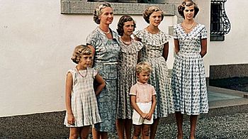 Prinses Margaretha, staande helemaal rechts, met haar moeder, zusters en broertje