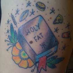 tatuaje que dice: holy fat
