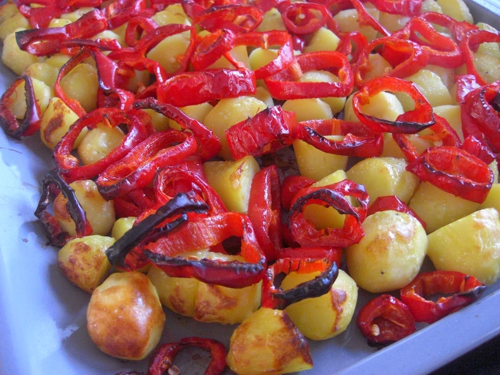 Überall & Nirgendwo Warmer KartoffelPaprikaSalat mit Pistazienpesto