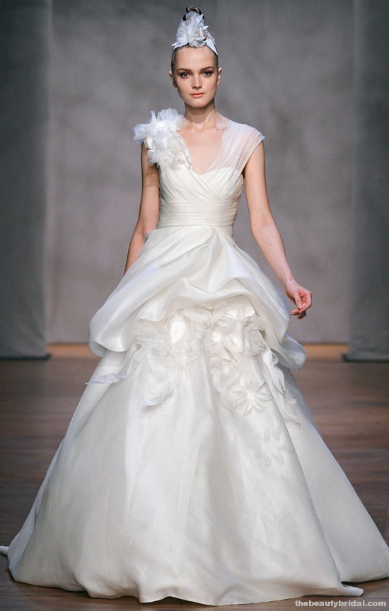 MONIQUE LHUILLIER FALL 2011 WEDDING DRESS COLLECTION MONIQUE LHUILLIER FALL 2011 WEDDING DRESS COLLECTION